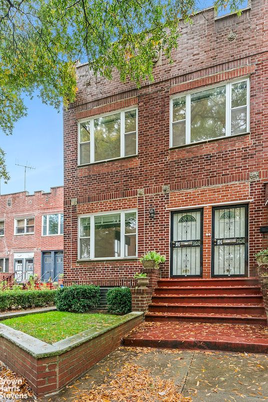 Exterior, Facade, Brick Facade, Rowhouse