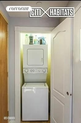 Interior, Utility Closets, Washer, Wood Texture Flooring