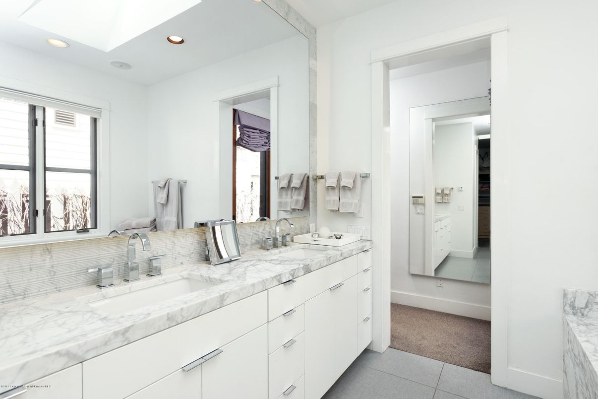 Bathroom, Dual Sink Vanities, Interior, Recessed Lighting