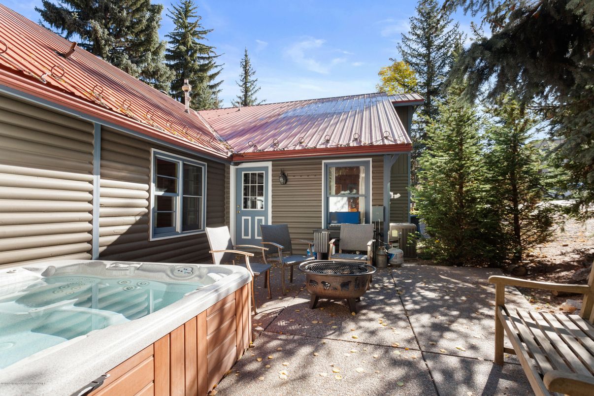 Exterior, Hot Tub