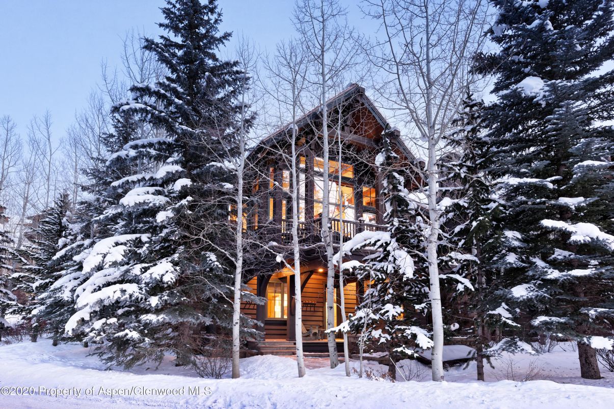 Exterior, Facade, Log Home