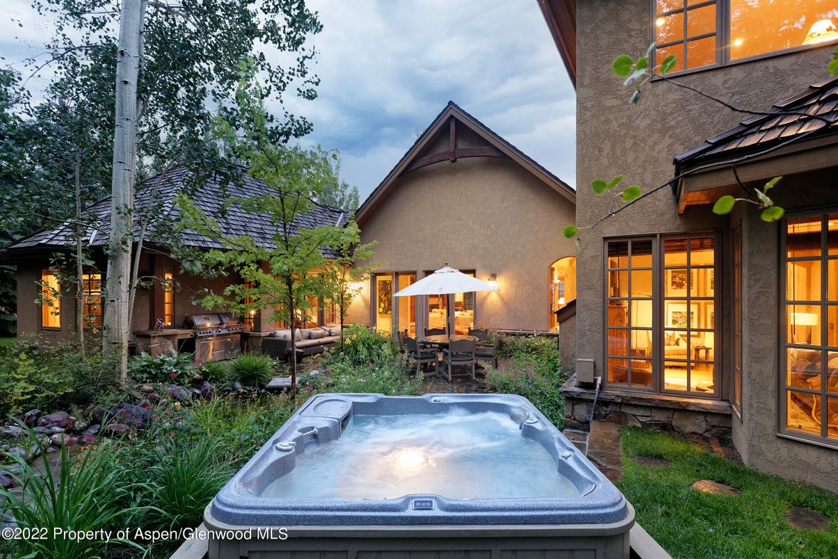 Exterior, Hot Tub