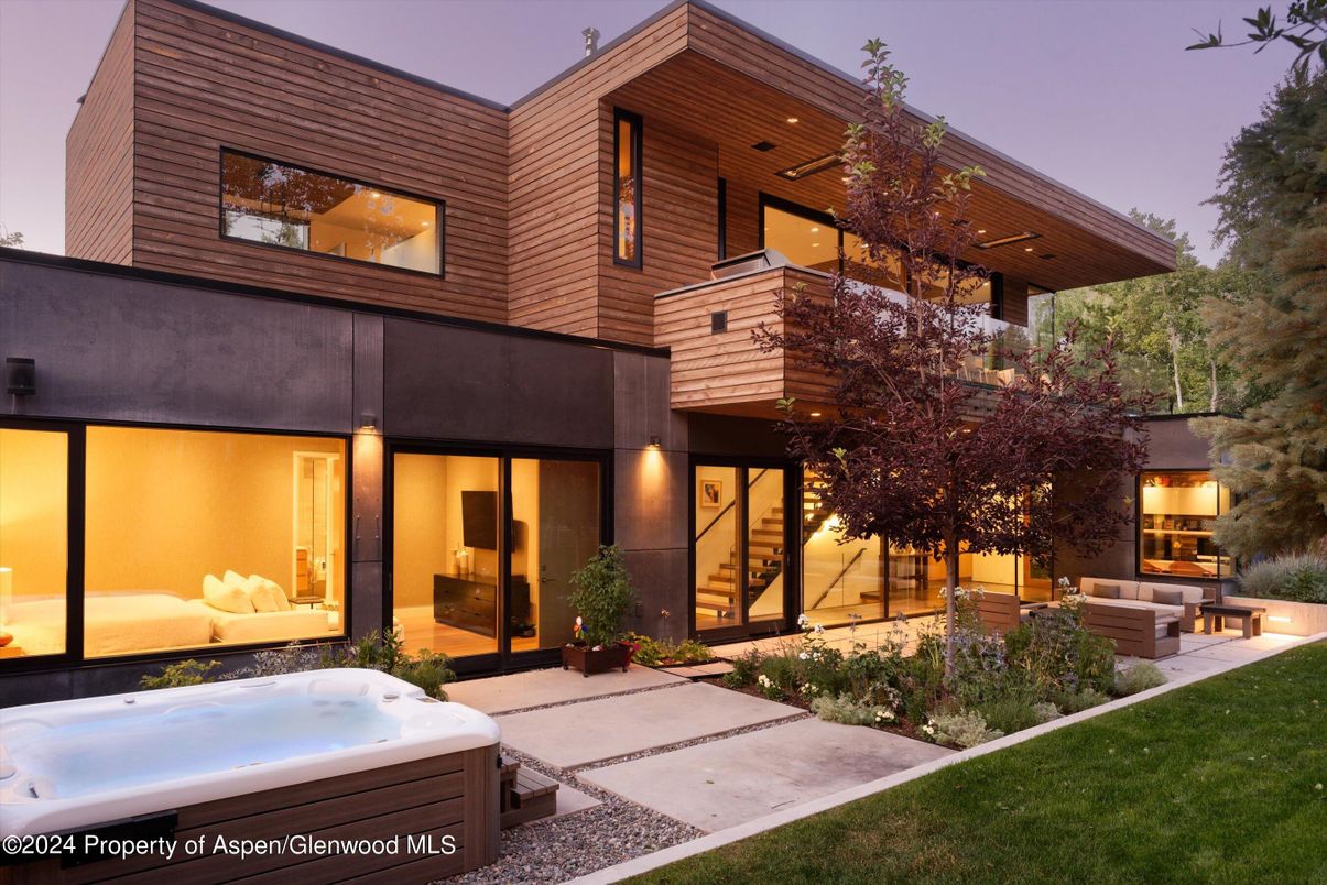 Exterior, Facade, Hot Tub, Modern