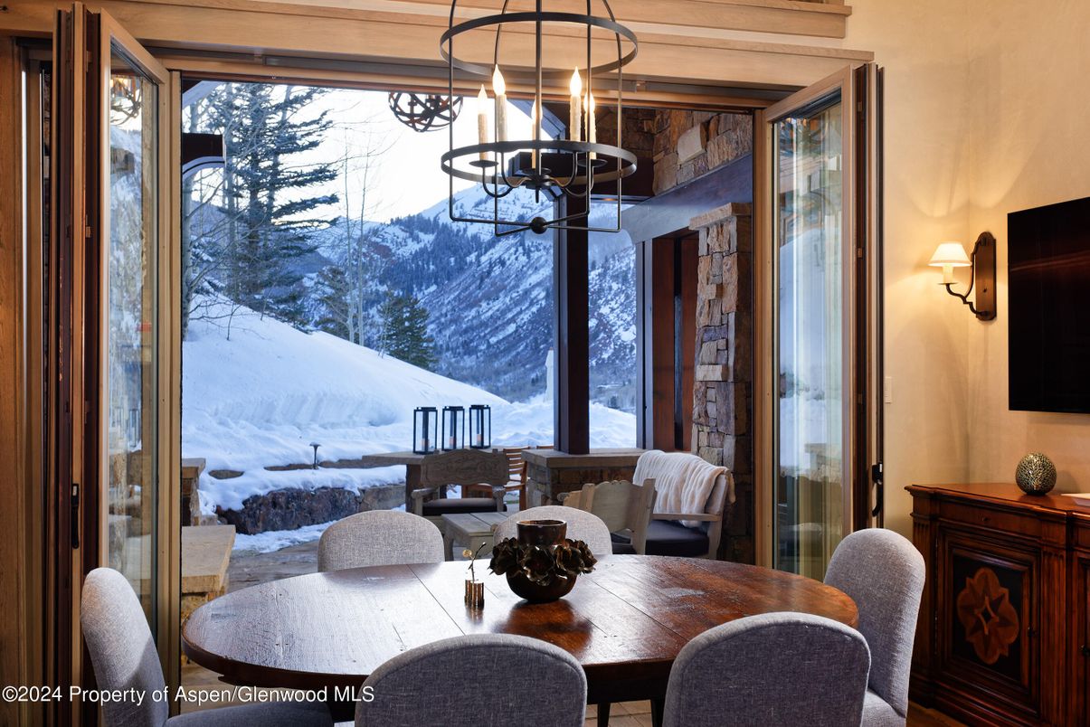 Chandelier, Dining room, Interior, Pendant Lights