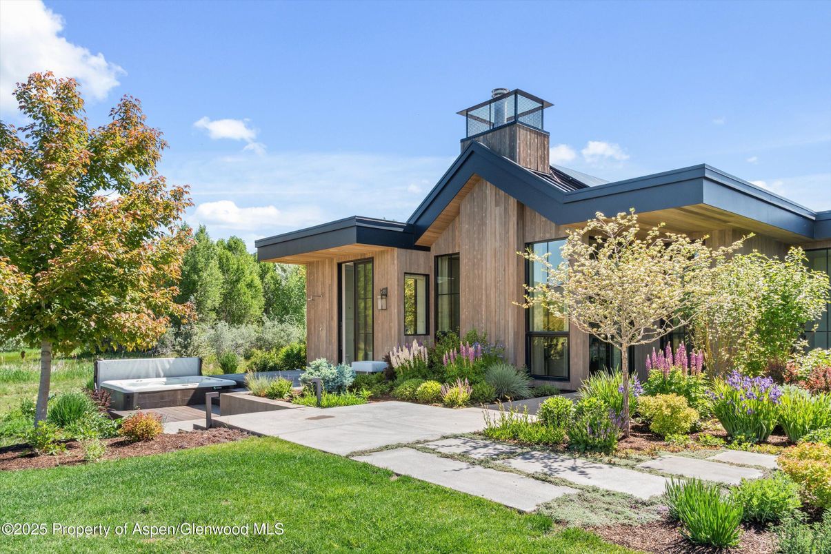 Backyard, Exterior, Facade, Modern