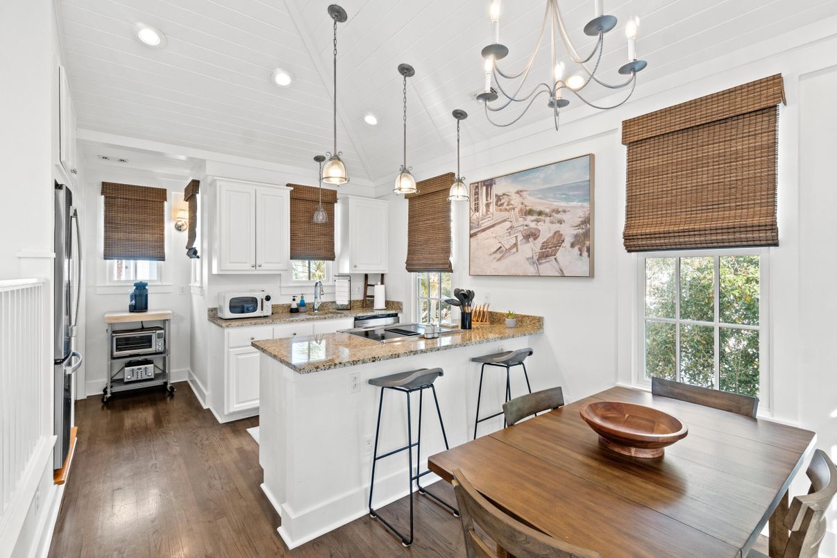 Chandelier, Dining room, Interior, Kitchen, Pendant Lights, Recessed Lighting, Wood Texture Flooring