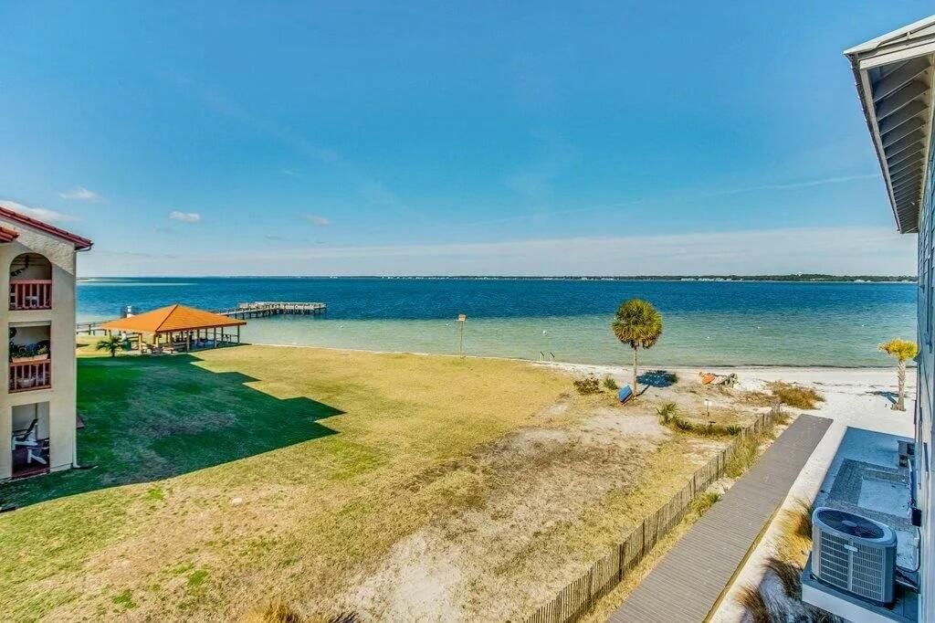 Exterior, Lake