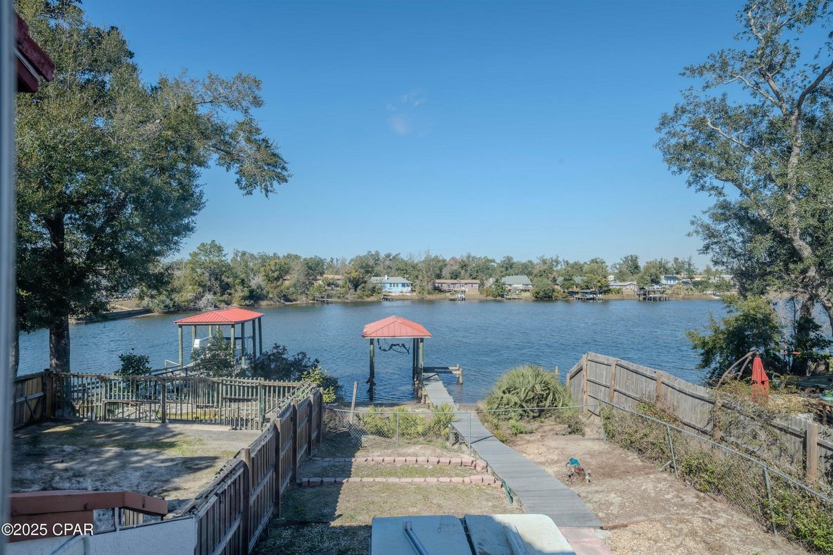 Exterior, Lake
