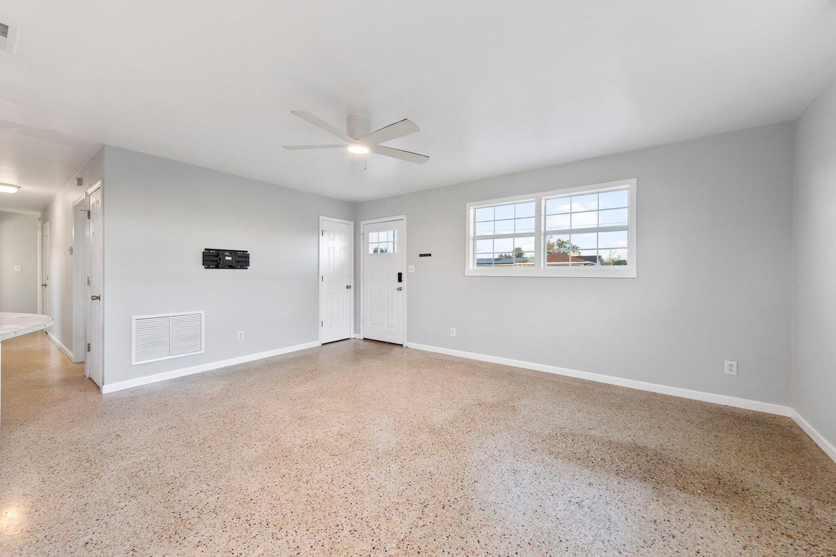 Empty room, Interior
