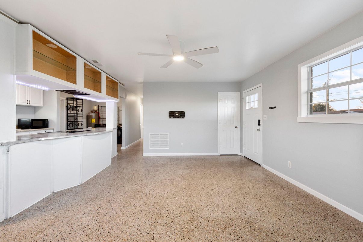 Empty room, Interior