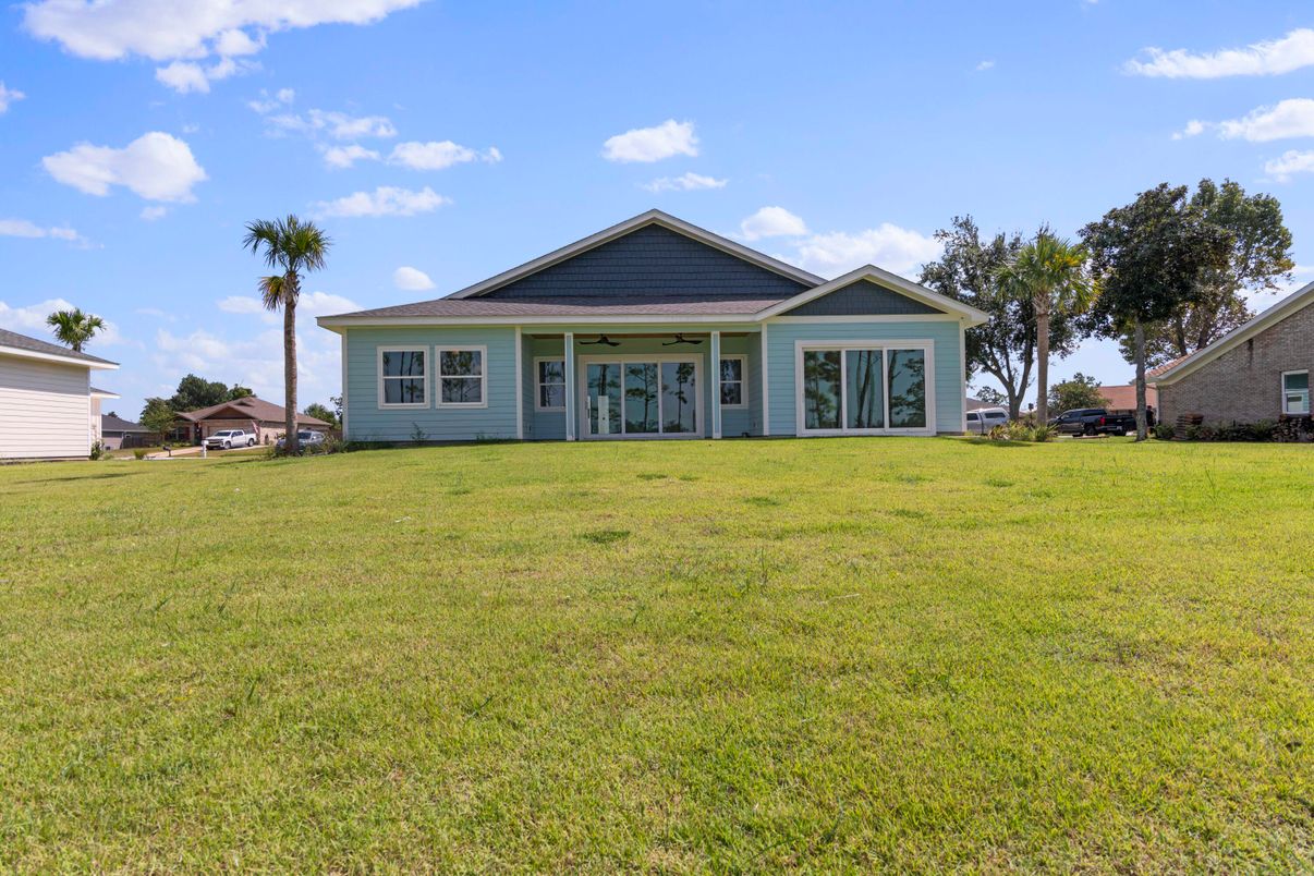 Backyard, Exterior, Facade, Ranch