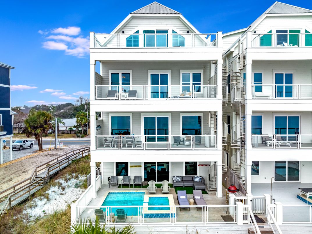 Exterior, Facade, Pool, Queen Anne Victorian