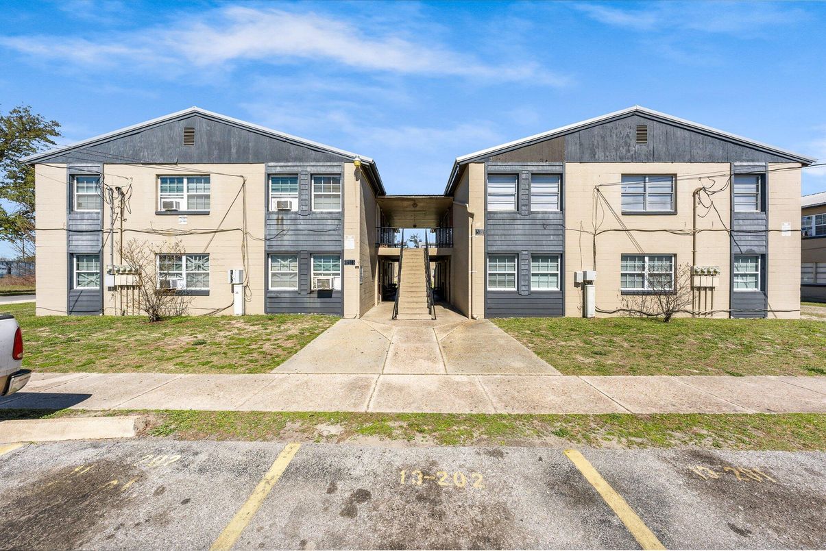 Exterior, Facade, Split Level