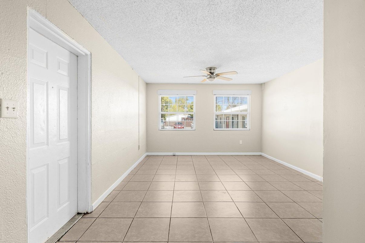 Empty room, Interior
