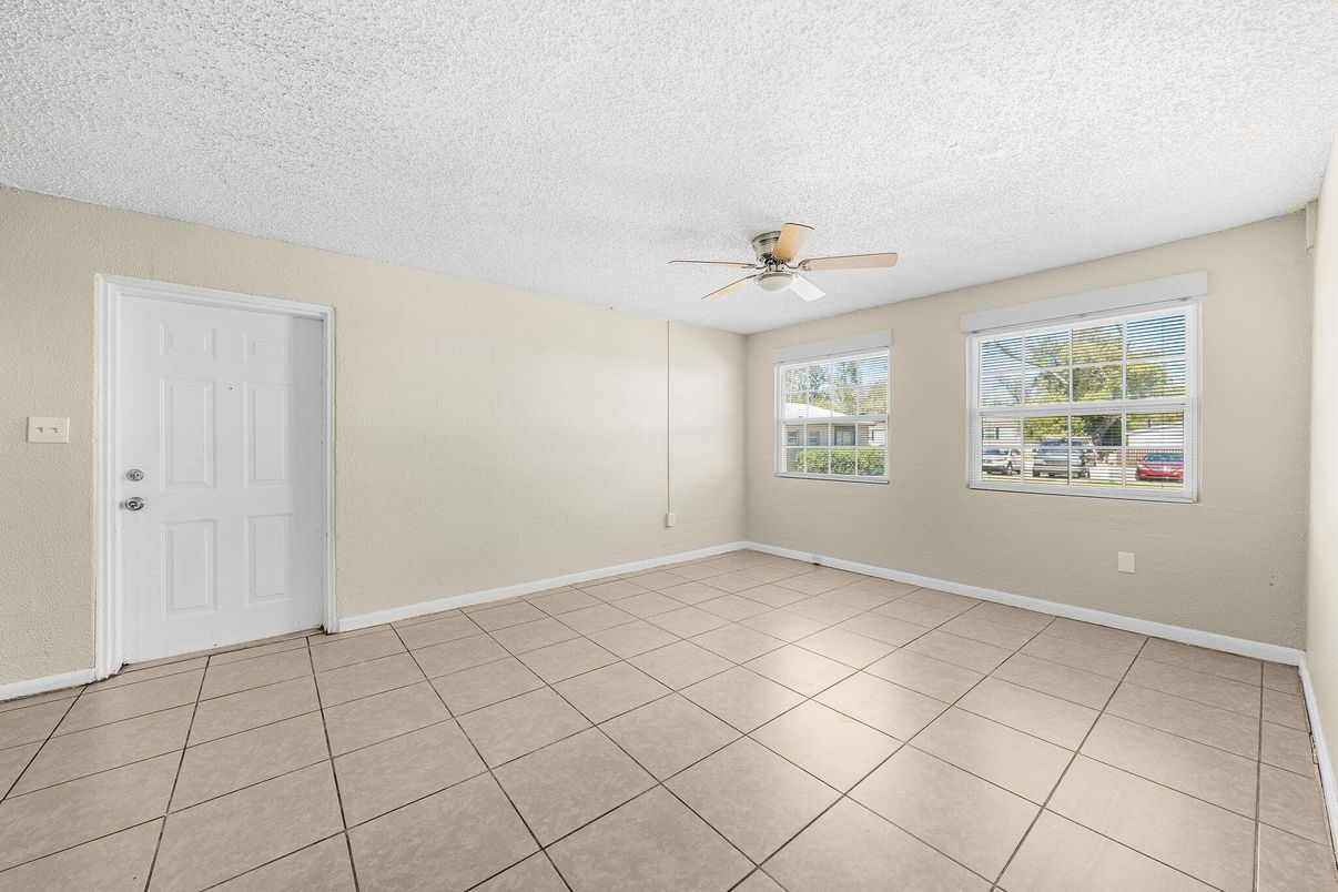 Empty room, Interior