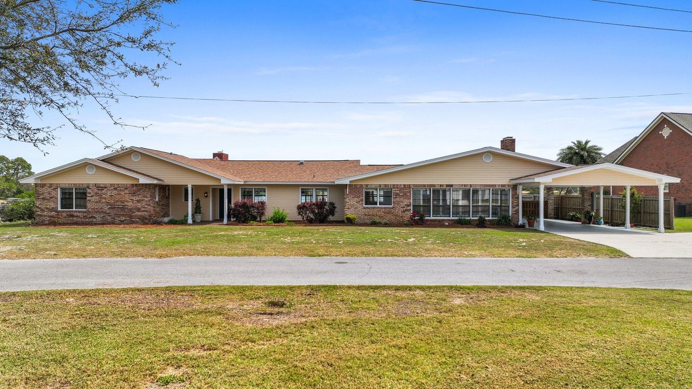 Backyard, Exterior, Facade, Brick Facade, Ranch