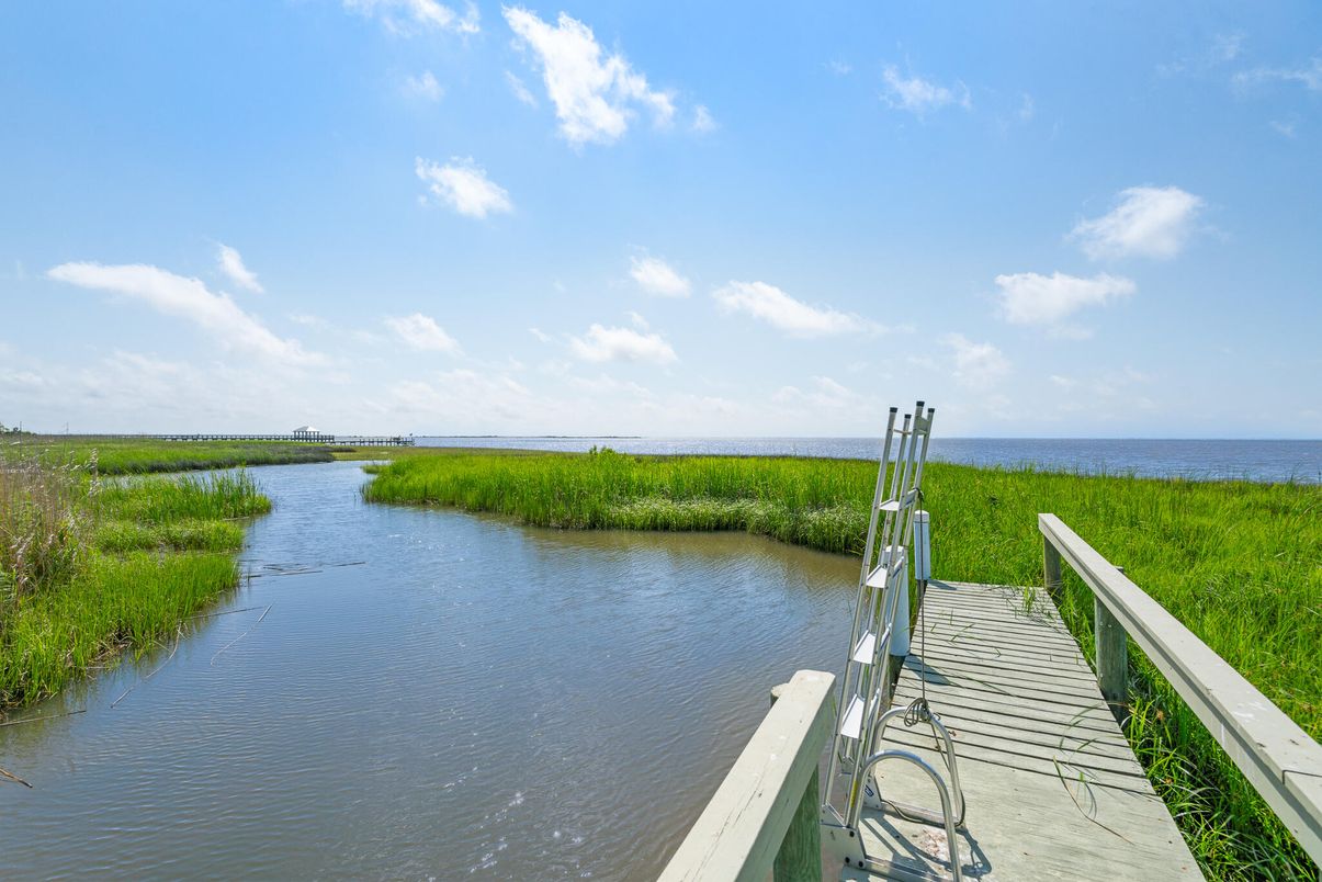 Exterior, Lake