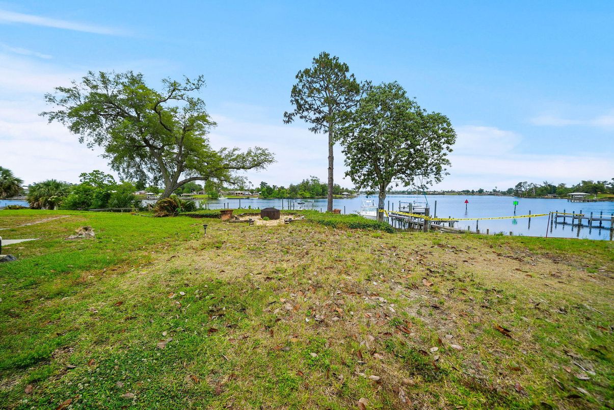 Exterior, Lake