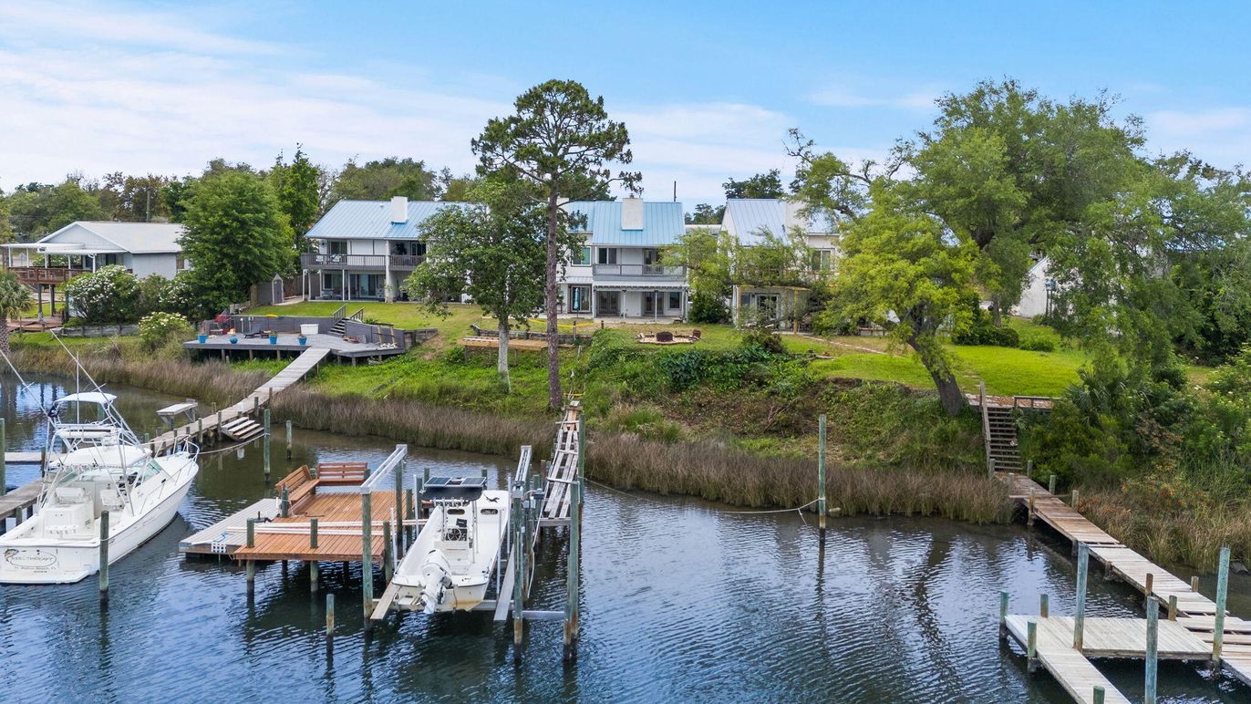 Exterior, Lake