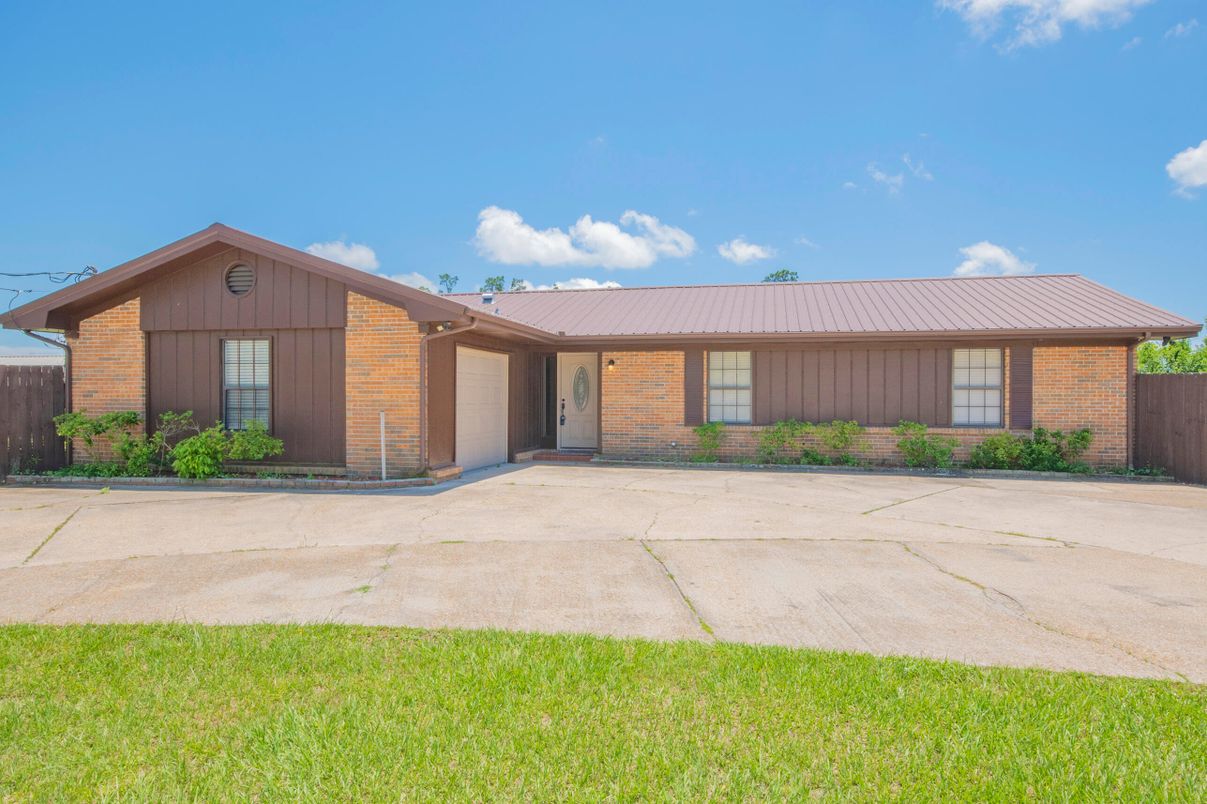 Exterior, Facade, Brick Facade, Ranch