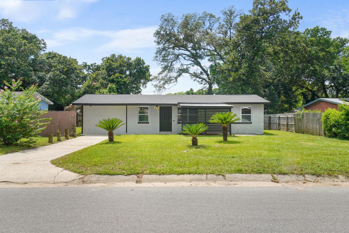 Backyard, Exterior, Facade, Ranch