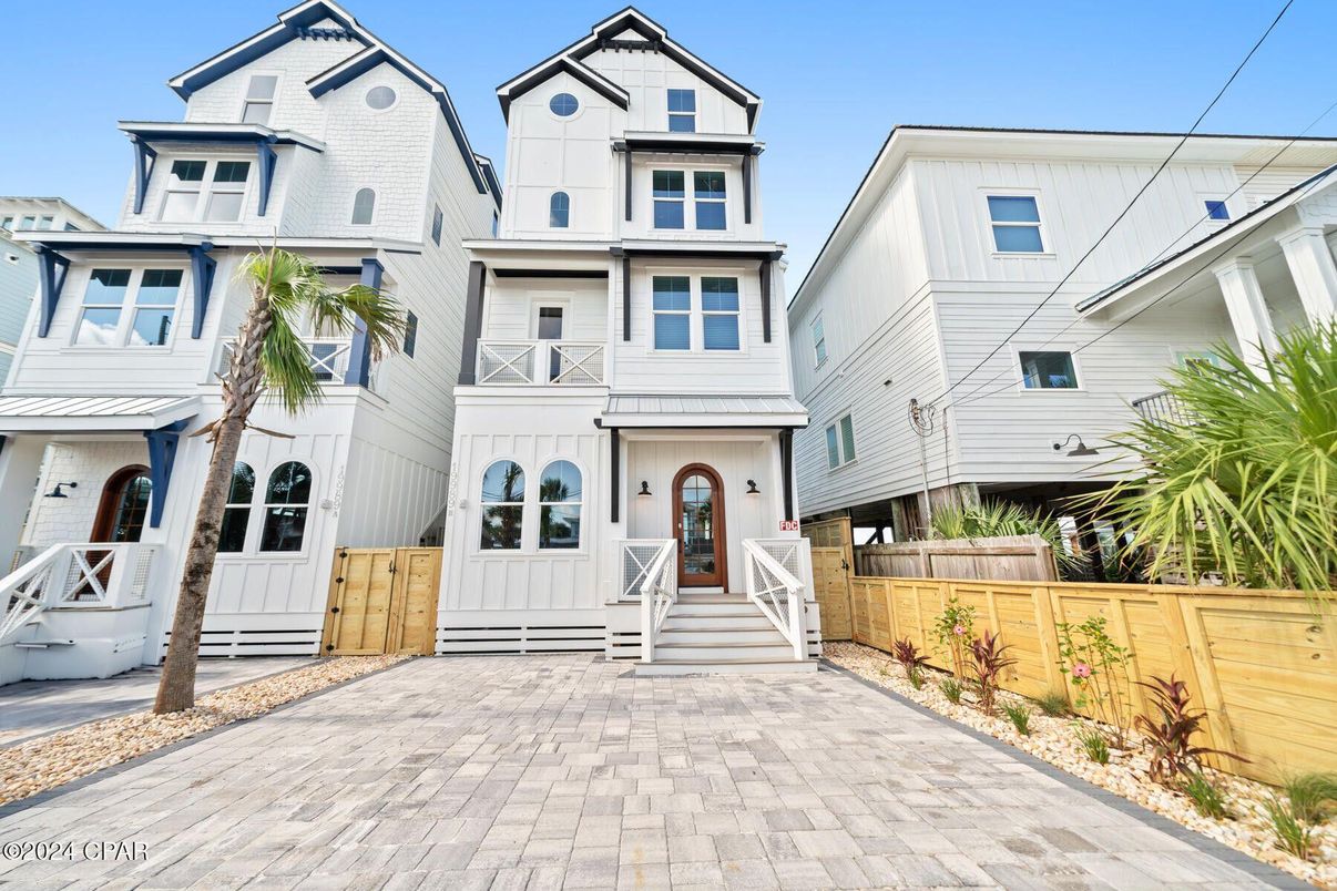 Exterior, Facade, Rowhouse