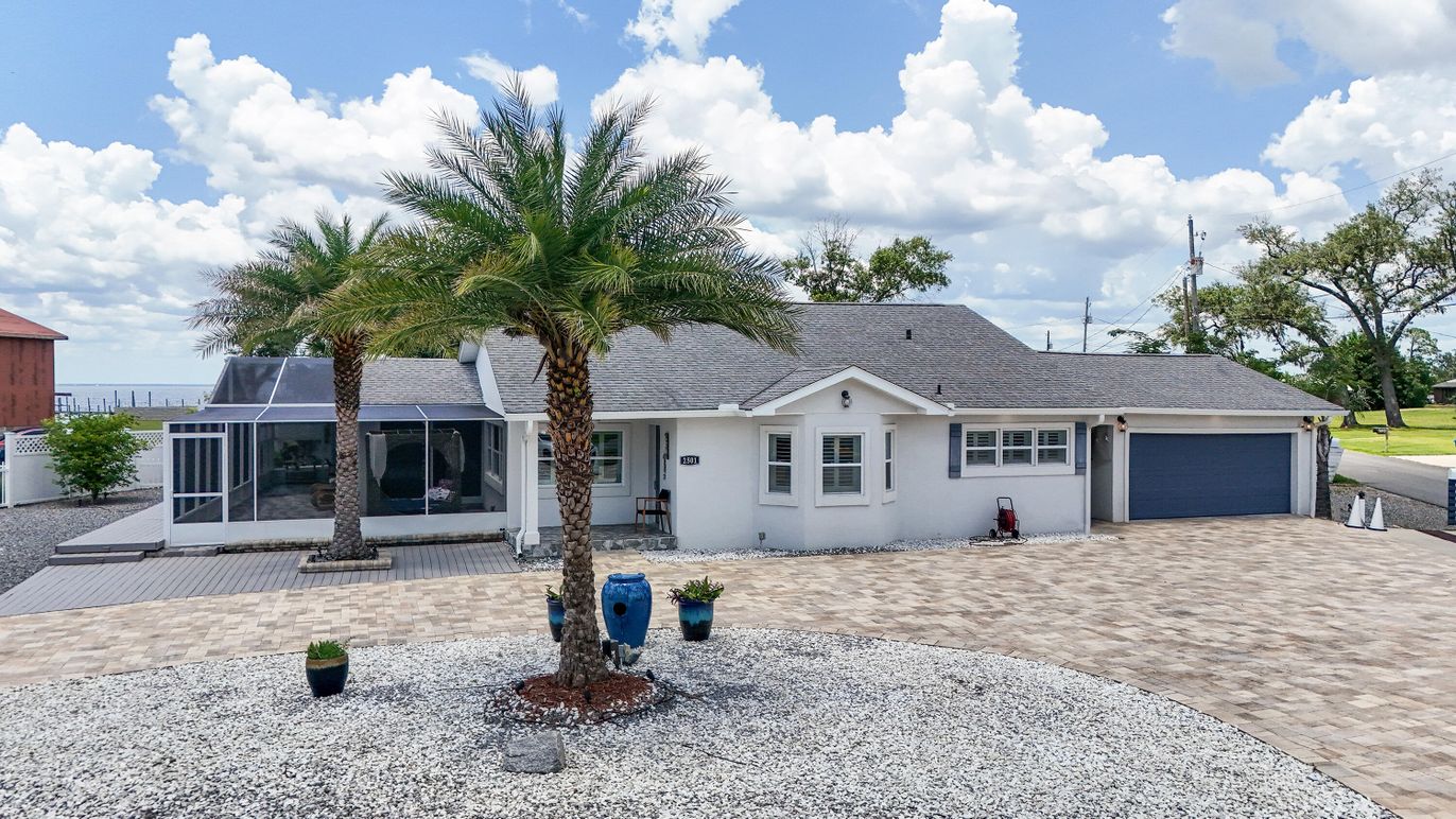 Attached, Exterior, Facade, Ranch
