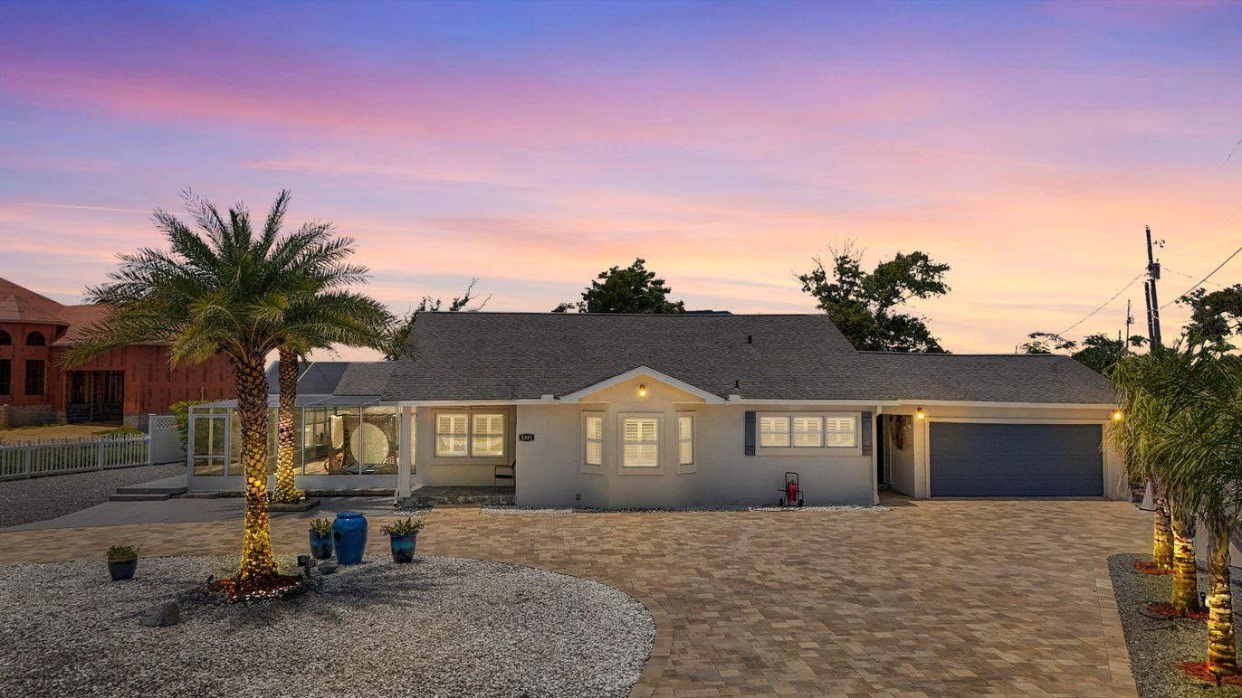 Attached, Exterior, Facade, Ranch