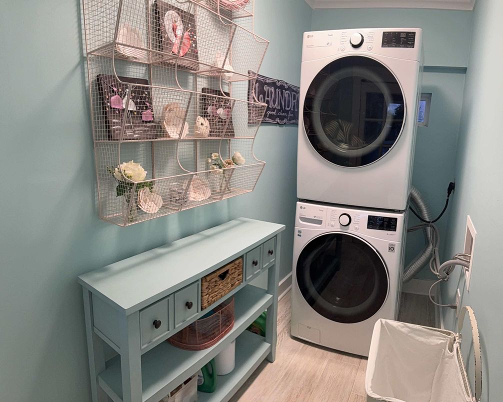 Interior, Utility Closets, Washer, Wood Texture Flooring