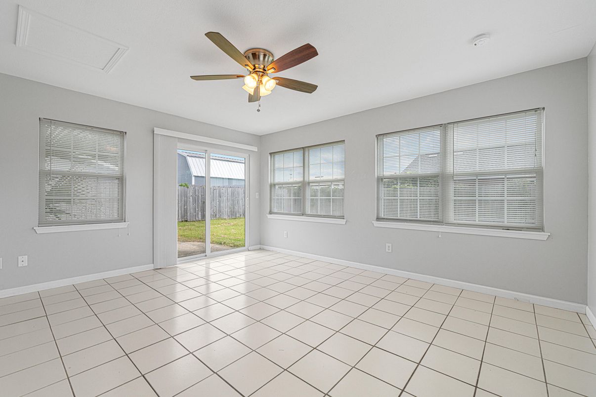 Empty room, Interior