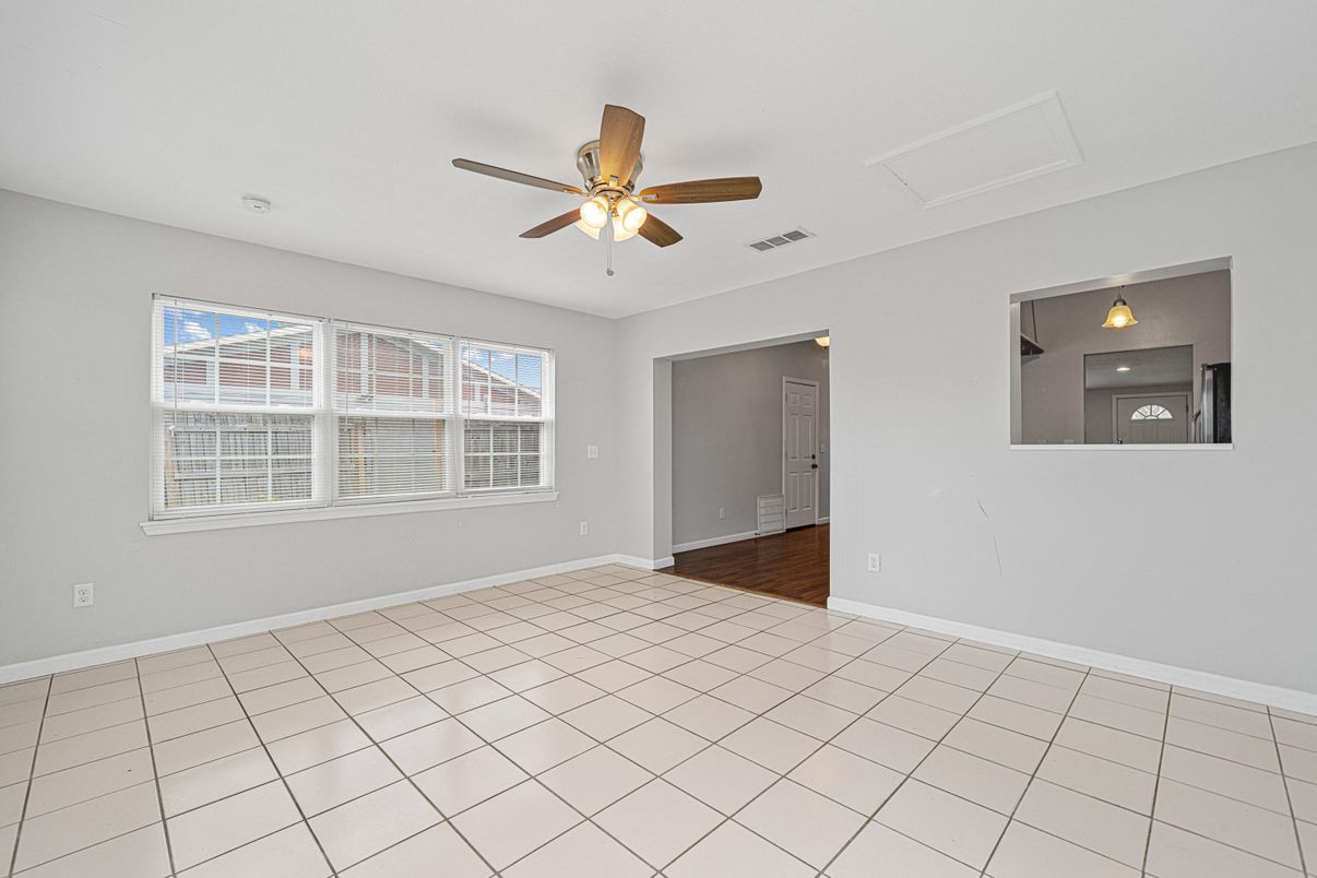 Empty room, Interior