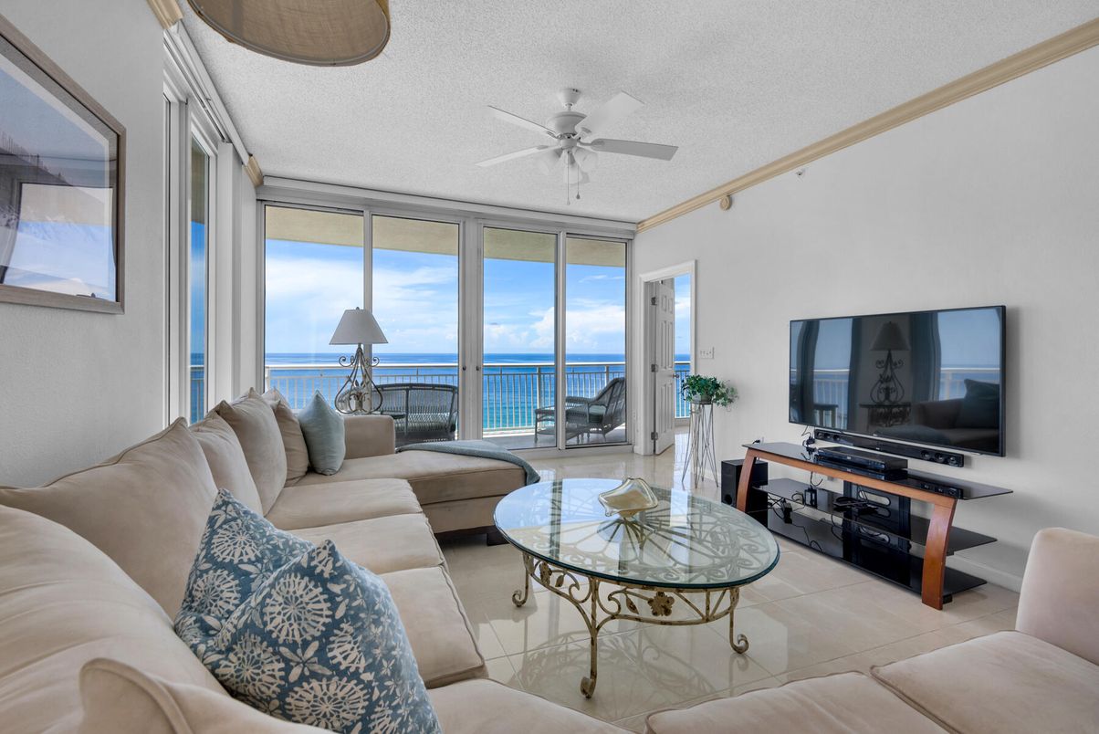 Interior, Living room, Water