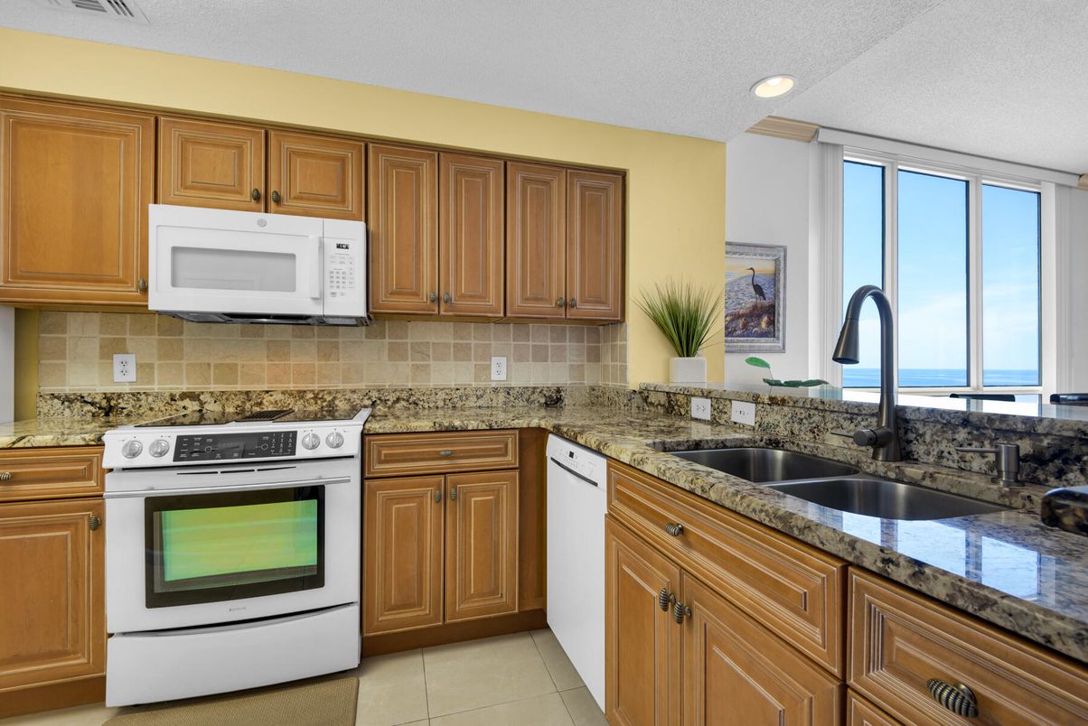 Interior, Kitchen, Recessed Lighting, Water