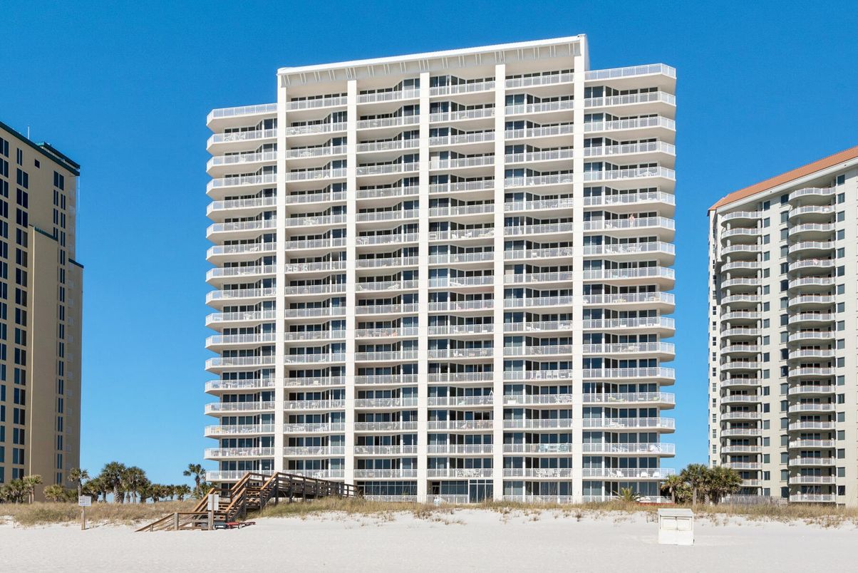 Exterior, Facade, Highrise