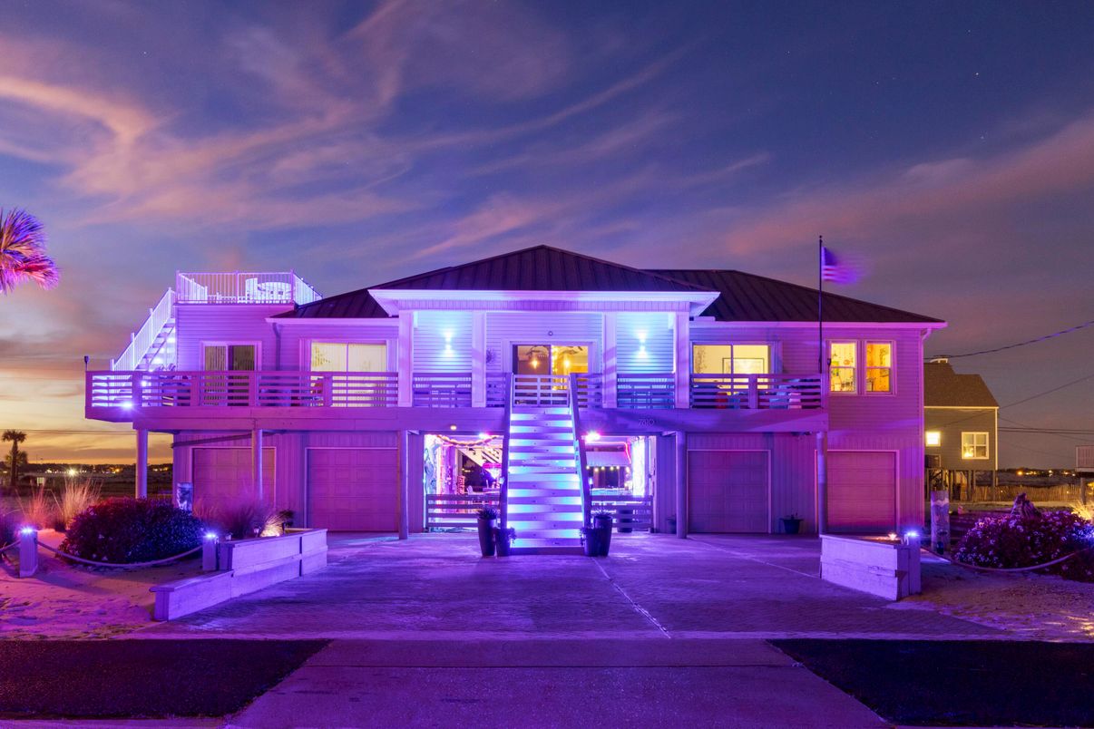 Exterior, Facade, Modern