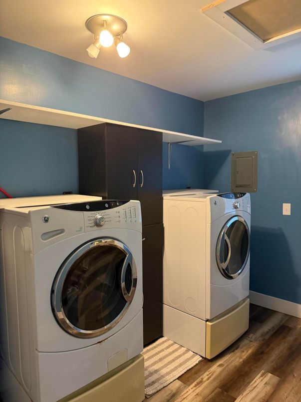Interior, Utility Closets, Washer, Wood Texture Flooring