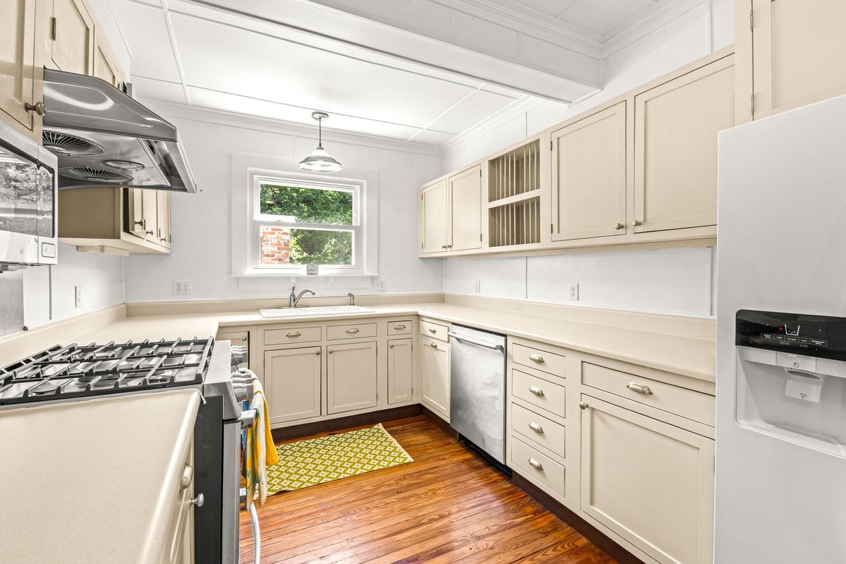 Interior, Kitchen, Pendant Lights, Wood Texture Flooring