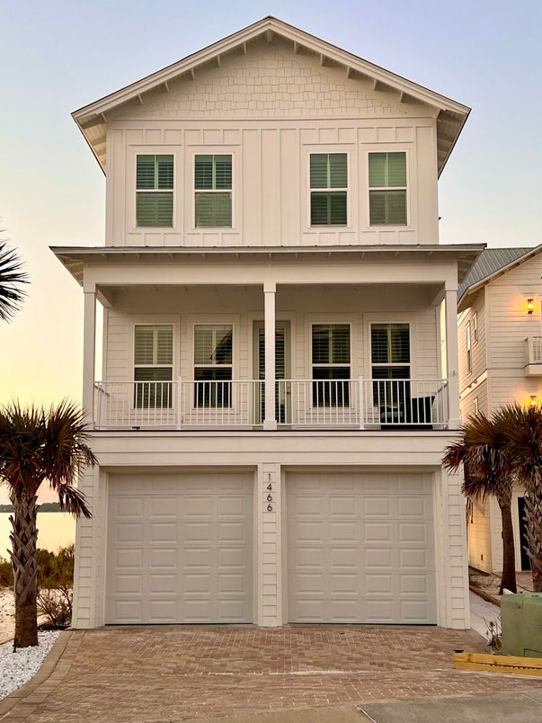 Attached, Exterior, Facade, American Craftsman