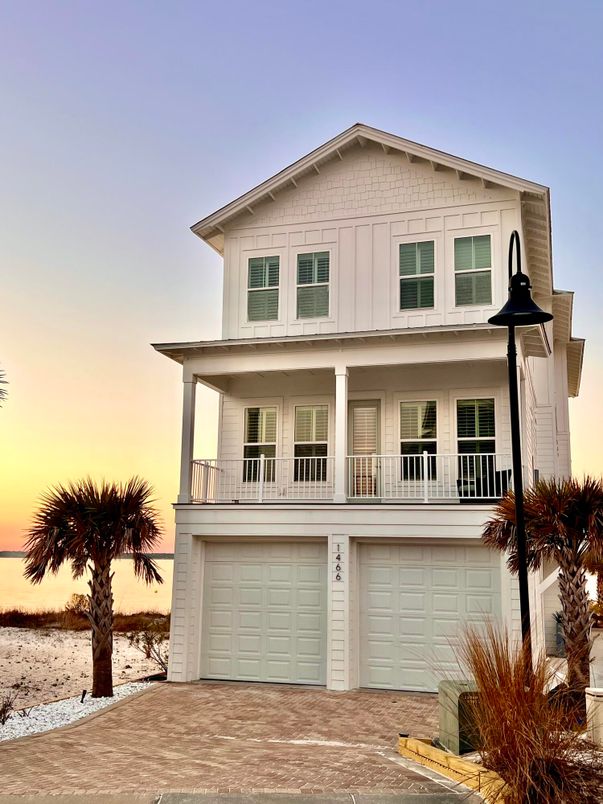 Attached, Exterior, Facade, American Craftsman