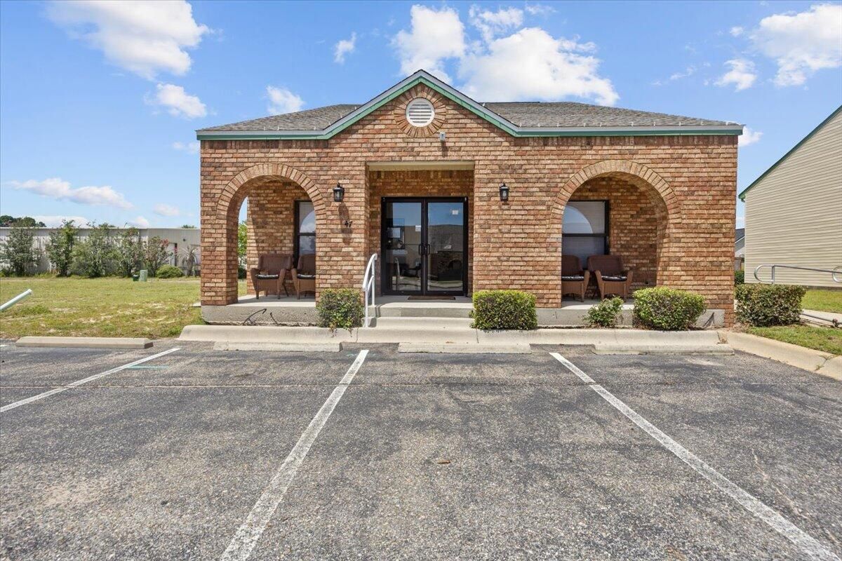 Exterior, Facade, Brick Facade, Brick Traditional