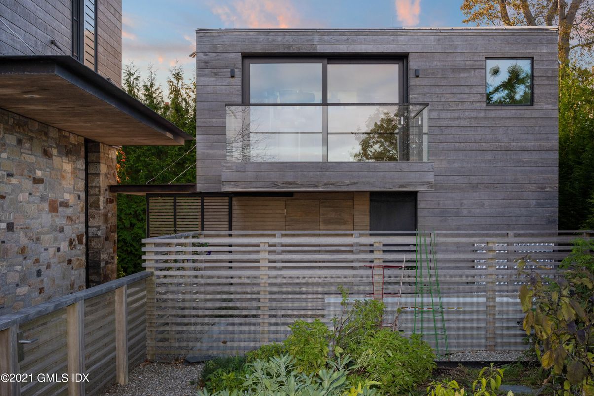 Exterior, Facade, Modern