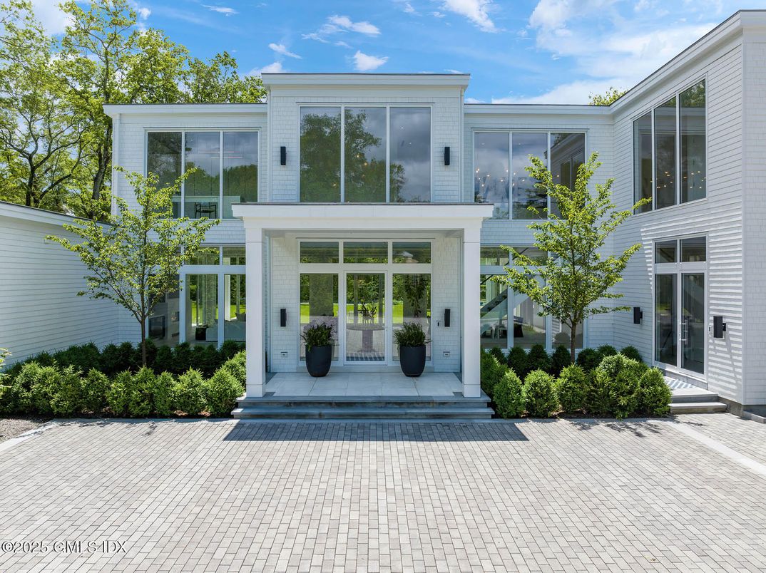 Exterior, Facade, Modern