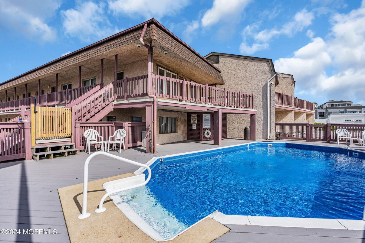 Exterior, Pool