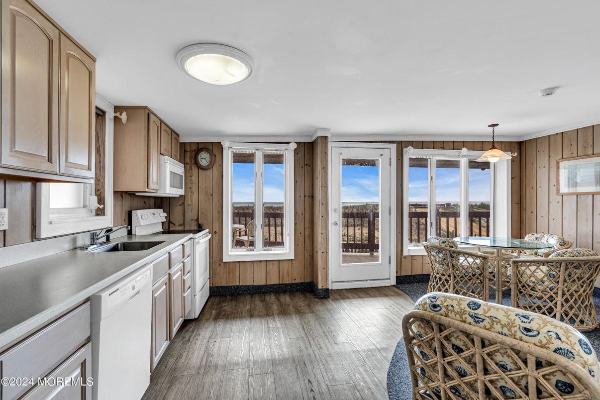 Dining room, Interior, Kitchen, Pendant Lights, Wood Texture Flooring
