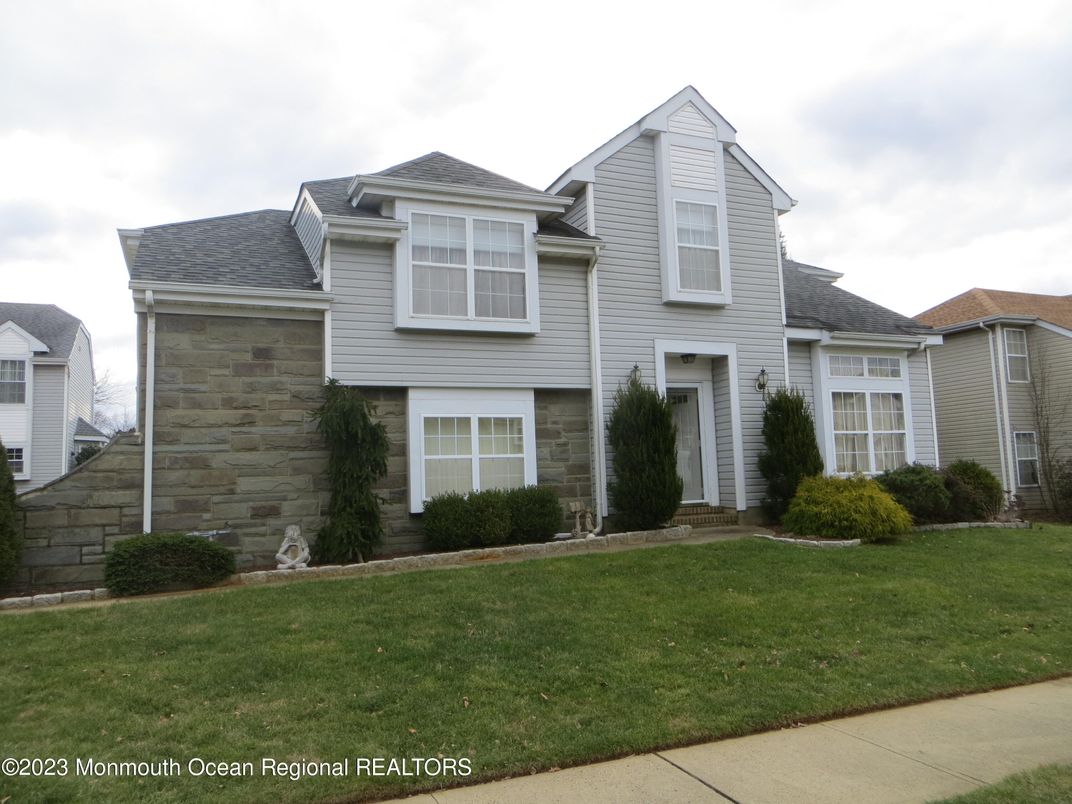 Attached, Exterior, Facade, Farmhouse