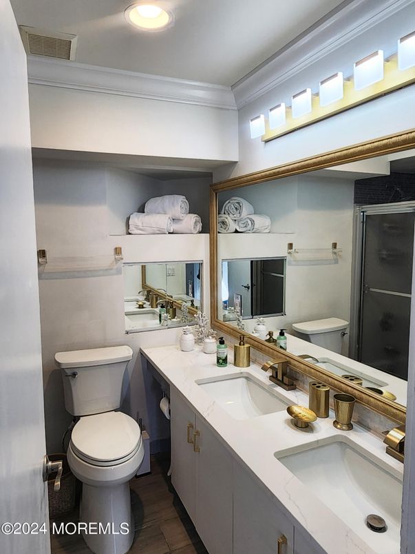 Bathroom, Dual Sink Vanities, Interior, Recessed Lighting