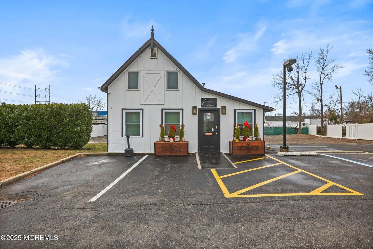 Exterior, Facade, Farmhouse