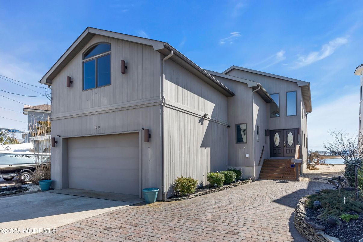 Attached, Exterior, Facade, Farmhouse