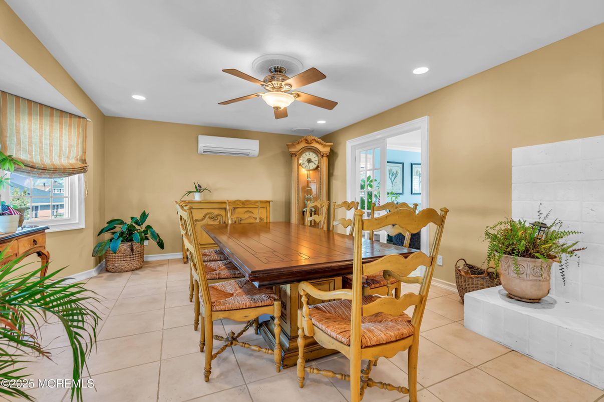 Dining room, Interior, Recessed Lighting