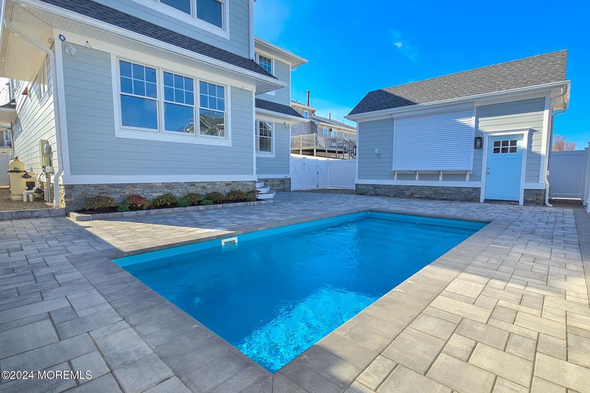 Exterior, Pool